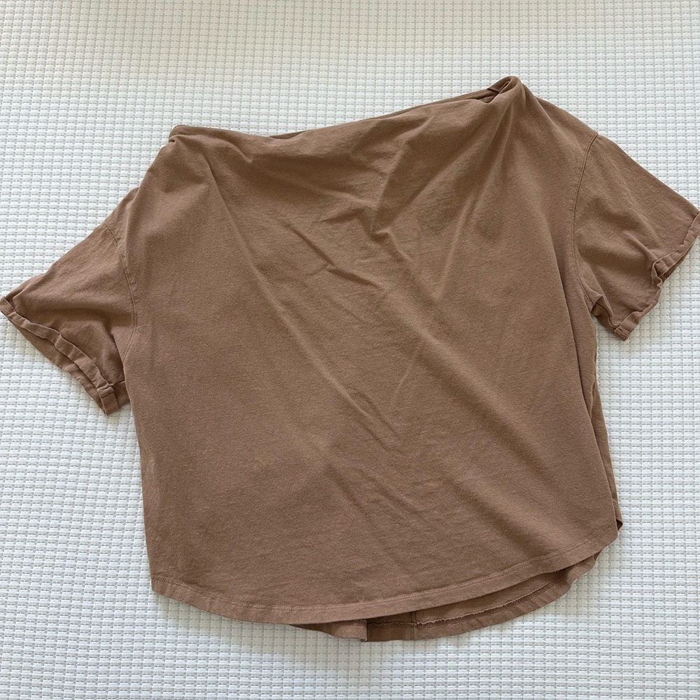 Nuuds off the shoulder t-shirt Cinnamon